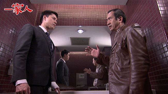 上演男男餵食秀　李亮瑾一旁拍照留念