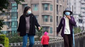 冷氣團減弱全台回溫  跨年冷空氣攪局冷氣團減弱，中央氣象局表示，26日起到29日都是晴到多雲的天氣，週末東北季風增強，跨年夜到107年元旦北部、東半部雲量偏多，看曙光得到2000公尺以上高山較有機會。中央社記者孫仲達攝  106年12月26日