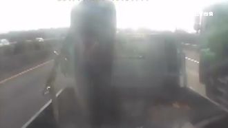 貨車停國道中央　駕駛竟爬出車外叫囂