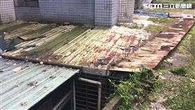 新北市新店區安祥路一處社區，今天早上8時許驚傳墜樓意外，一名疑似40多歲女子從高處墜落至1樓鐵皮屋上，警消人員獲報後出動各式人車趕抵現場搶救，但因女子失血過多，全身多處骨折，消防人將女子從鐵皮屋屋頂搬下後，送醫仍宣告不治。