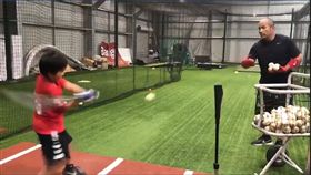 張泰山帶兒子打擊練習。（圖／翻攝自張泰山粉絲團）