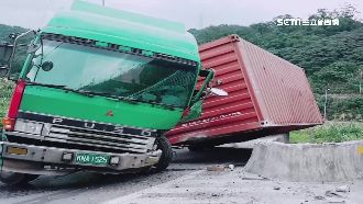 疑過彎不穩　貨櫃車翻覆「屍首分離」