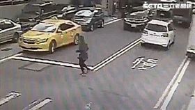 不應該，抓回來又讓嫌犯跑了！新北市刑大偵一隊昨天發生一起人犯脫逃案，一名37歲列為毒品管制屠姓女子，前天警方好不容易持拘票將她從龍潭家中拘提到案，但沒想到製作完筆錄的她，因毒癮發作，偵訊的偵查佐見她可憐，竟沒有對她銬上手銬，讓她在一旁休息，結果屠女趁著偵查佐整理資料時悄悄溜走，當偵查佐回神一看的時候，屠女早已不見蹤影。