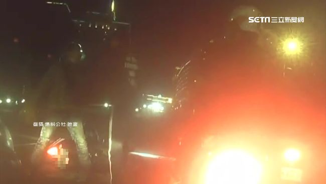 疑閃車險撞爆衝突　騎士互踹大打出手