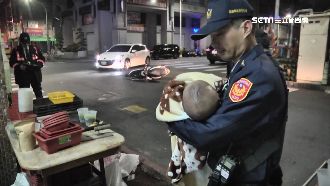 充當臨時保母　暖警幫抱嬰好緊張