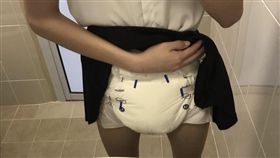 女大生掀裙露教訓　獨白：尿布不可恥（圖／翻攝自DCARD）