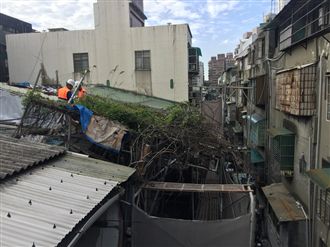 三重違建搖搖欲墜　屋主：敢拆就拼命