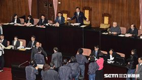 藍綠立委因「農田水利會組織通則部分條文修正草案」搶佔議場主席台，立法院長蘇嘉全主持議事。 圖／記者林敬旻攝