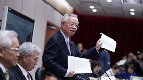 彭淮南公布理監事會議會後結論央行今天召開今年最後一次理監事會議，央行總裁彭淮南公布理監事會議決議，分析全球經濟情勢。中央社記者邱柏勝攝 106年12月21日