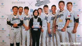 ▲Lamigo桃猿總教練與球員與熱心公益的球迷合影。（圖／記者林辰彥攝影）