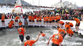 韓國冬季慶典,冰釣,徒手抓魚,平昌,江原道。（圖／韓國觀光公社提供）