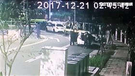  台北市北投區中正高中的蔣公銅像慘遭斬首，警方循線找回失竊的頭部，並將台灣建國工程隊長郭志剛送辦（翻攝畫面）