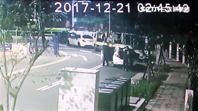 中正高中蔣公遭斬首　頭藏立院旁雨棚