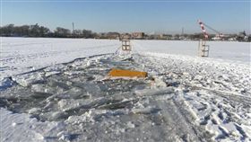 鏟車墜結冰松花江_新浪http://news.sina.com.cn/o/2017-12-27/doc-ifyqchnr6339321.shtml