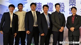 陳冠宇、宋文華、宋家豪和陳偉殷一同回母校。（圖／記者王怡翔攝）