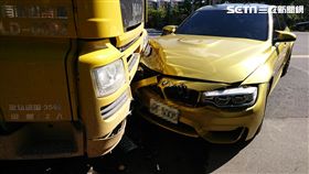 這車禍代價可不小！本月22日12時許，新北市汐止區康寧街往汐止方向，一輛停放在康寧街路旁有著「MAN」標誌的歐系拖引車，竟無故的遭對向BMW-M系列車輛直接撞擊，BMW吳姓駕駛雖無大礙，但撞擊後隨即打開車門，不斷往後逃跑。有民眾將拖引車的行車紀錄器PO上網，不少網友直呼：「因為他撞上男人了，慘」也有人說：「這款BMW很少見，維修應該要破百萬。」