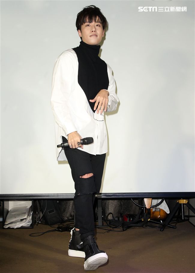 李建軒全新首張創作專輯「愛個徹底」發布會。（記者邱榮吉/攝影）