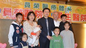 她生第6胎獲10萬元補助　同事讚勇氣可嘉彰化員榮醫院藥劑科主任聶幼安（後左2）因生第六胎獲醫院補助新台幣10萬元，由員榮醫療體系總院長張克士（後中）頒發，聶幼安說，要鼓勵大家生小孩關鍵不在於錢，重點在於政府和社會要營造對生小孩友善的環境。中央社記者吳哲豪彰化攝　106年12月28日