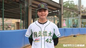 剛與雙城隊完成簽約的投手鄧愷威。（圖／記者王怡翔攝）