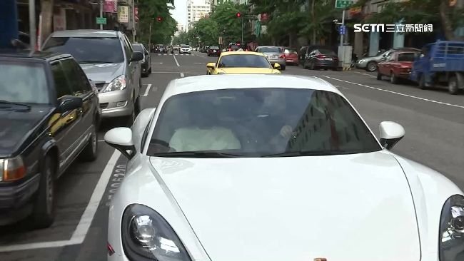 理髮店前停車糾紛　老夫妻爆發全武行