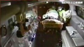 遭咬掉人夫睪丸，夫妻就醫監視器畫面曝光。（圖／翻攝畫面）