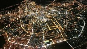 一張空拍夜景讓台南人笑了 秒回：地標超明顯！
臉書「爆廢公社」