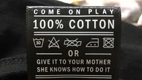 這衣服的洗滌標籤讓人笑翻。（圖／翻攝爆廢公社）