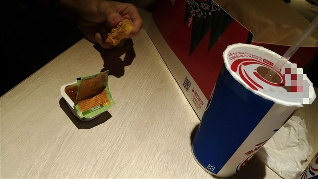 男友到速食店用餐　竟自備他牌糖醋醬