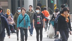 冷氣團減弱　全台回溫中央氣象局表示，26日白天起冷氣團減弱，全台各地氣溫回升，北部高溫約22度左右，一直到到週五大致都維持晴到多雲的天氣型態。中央社記者吳家昇攝　106年12月26日