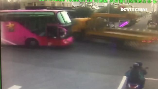 拖板車擦撞遊覽車　32名韓客幸無礙