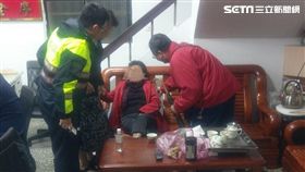 好感人！一名家住汐止80歲的李陳姓老嫗，在耶誕節當天，為了要跟已經過世許久的丈夫說聲「耶誕快樂！」竟獨自一人搭乘繼承車到丈夫位於三芝的墓園，但由於墓園太大，老嫗年紀大視力又不好，不斷在墓園附近徘徊，還被路過的民眾以為是有人要盜墓報警處理。警方到達現場後，發現老嫗只是為了尋找亡夫的墓地，並非盜墓，但由於天色已晚，正逢寒流，擔心老嫗失溫，趕緊將老嫗帶回派出所安置。