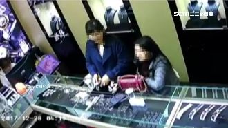 老闆一轉身　外籍女掉包60萬勞力士