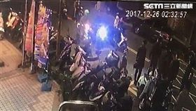 新北市一名18歲游姓男子，日前與另一名24歲羅姓男子在超商有口角糾紛，游男在26日凌晨2時許在土城清水路發現羅男與其友人許男蹤影，便直接找來15歲林男等4人前來談判，雙方一言不和直接在街上開打，過程中游男及林男持安全帽朝許男攻擊，造成許男右眼受傷，附近的鄰居聽到鬥毆的吵架聲，也趕緊向警方報案。