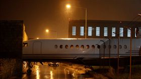 馬爾他飛機衝破機場還撞進大樓 圖／路透社／達志影像