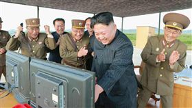 中國辦大事　金正恩軍事行動刷存在感除了南海爭議外，金正恩（左2）掌權後的北韓同樣令中國頭痛不已。北韓更在過去幾個月內，頻頻選在中國「辦大事」時透過軍事行動「刷存在感」。（共同社資料照片）中央社　106年10月12日