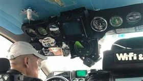 網友表示，跳上小黃還以為自己進到飛機駕駛艙。（圖／翻攝爆廢公社）