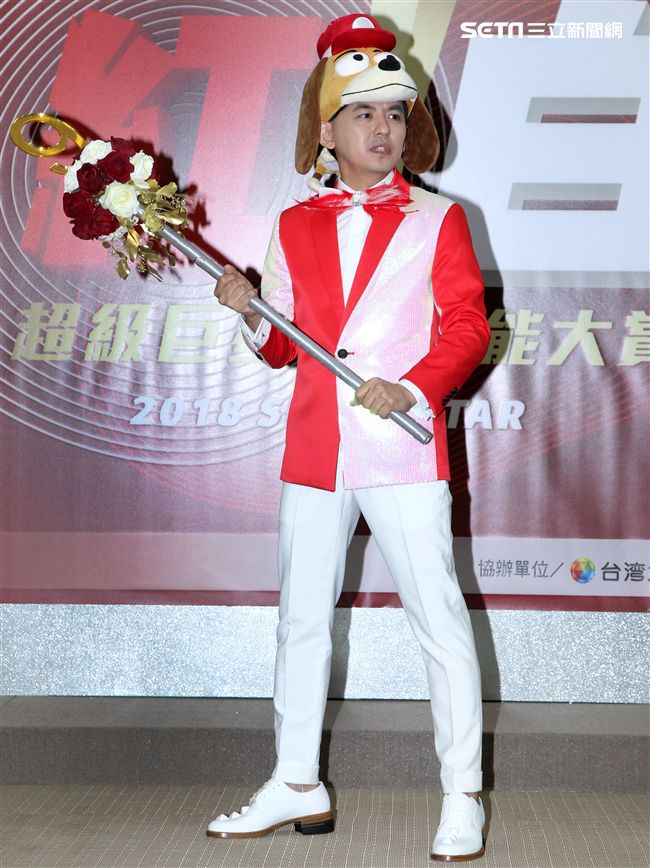 黃子佼、納豆、瑪莉、王少偉、花花出席台視《2018超級巨星紅白藝能大賞》主持人亮相記者會。（記者邱榮吉/攝影）