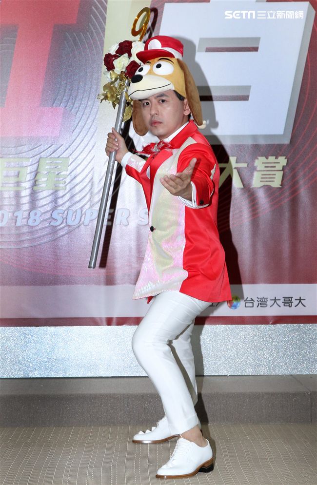 黃子佼、納豆、瑪莉、王少偉、花花出席台視《2018超級巨星紅白藝能大賞》主持人亮相記者會。（記者邱榮吉/攝影）