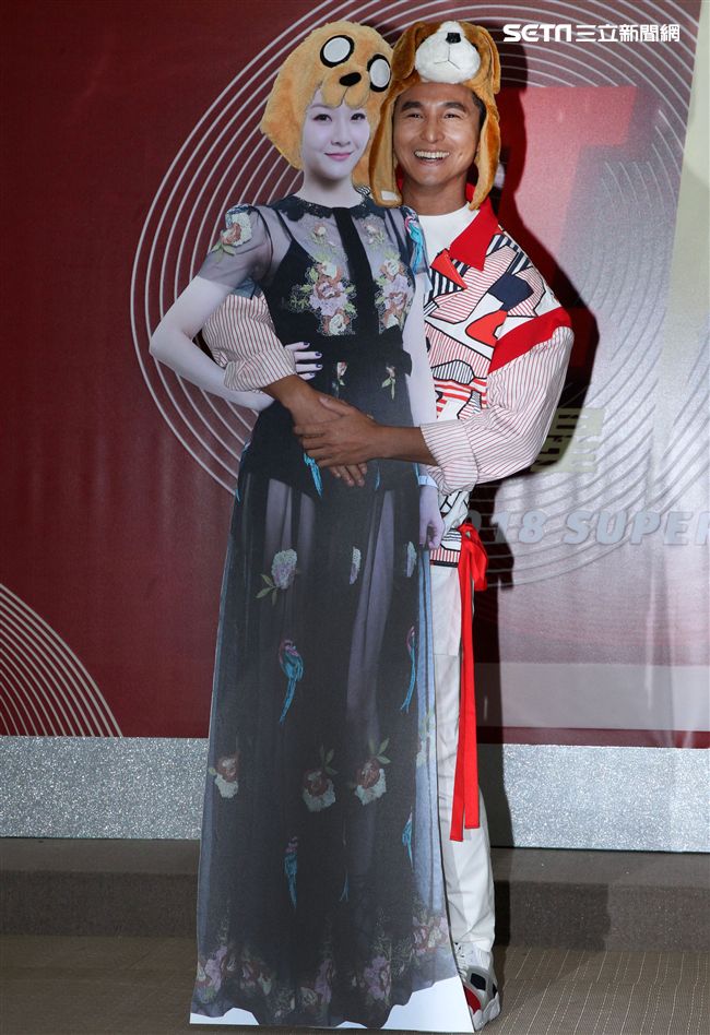 黃子佼、納豆、瑪莉、王少偉、花花出席台視《2018超級巨星紅白藝能大賞》主持人亮相記者會。（記者邱榮吉/攝影）