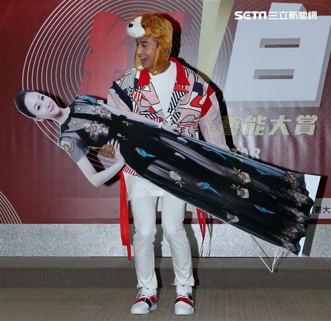 黃子佼、納豆、瑪莉、王少偉、花花出席台視《2018超級巨星紅白藝能大賞》主持人亮相記者會。（記者邱榮吉/攝影）