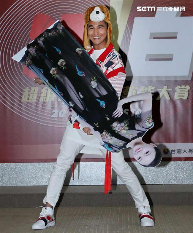 黃子佼、納豆、瑪莉、王少偉、花花出席台視《2018超級巨星紅白藝能大賞》主持人亮相記者會。（記者邱榮吉/攝影）
