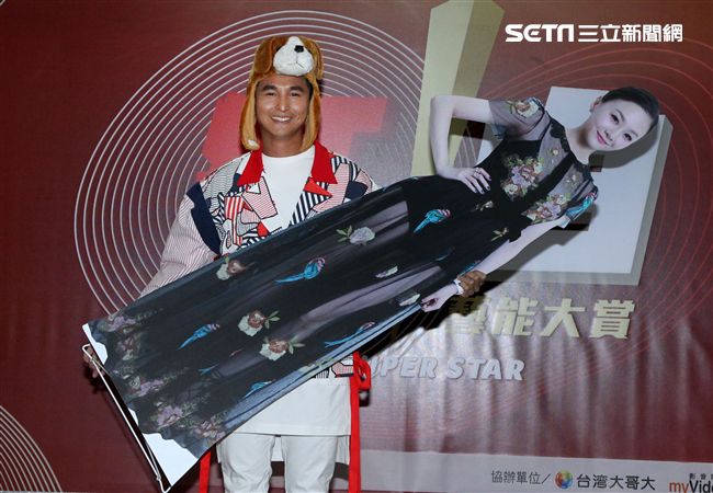 黃子佼、納豆、瑪莉、王少偉、花花出席台視《2018超級巨星紅白藝能大賞》主持人亮相記者會。（記者邱榮吉/攝影）