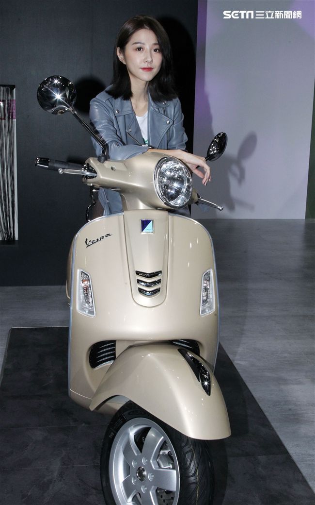 人氣偶像劇女星邵雨薇現身2018世界汽車大展。（記者邱榮吉/攝影）