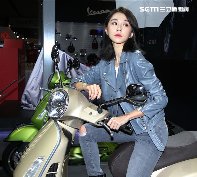 人氣偶像劇女星邵雨薇現身2018世界汽車大展。（記者邱榮吉/攝影）