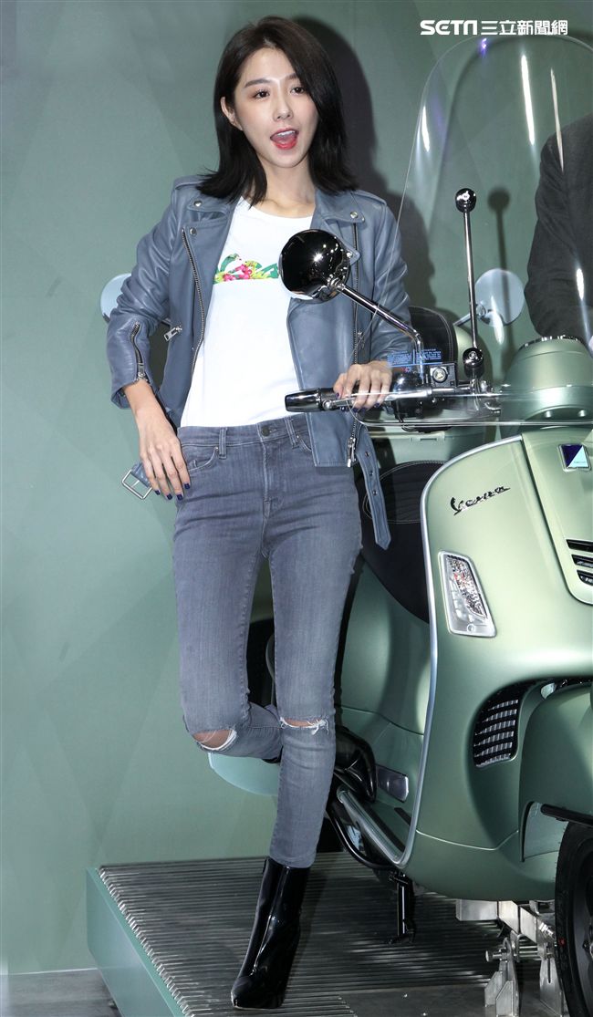人氣偶像劇女星邵雨薇現身2018世界汽車大展。（記者邱榮吉/攝影）