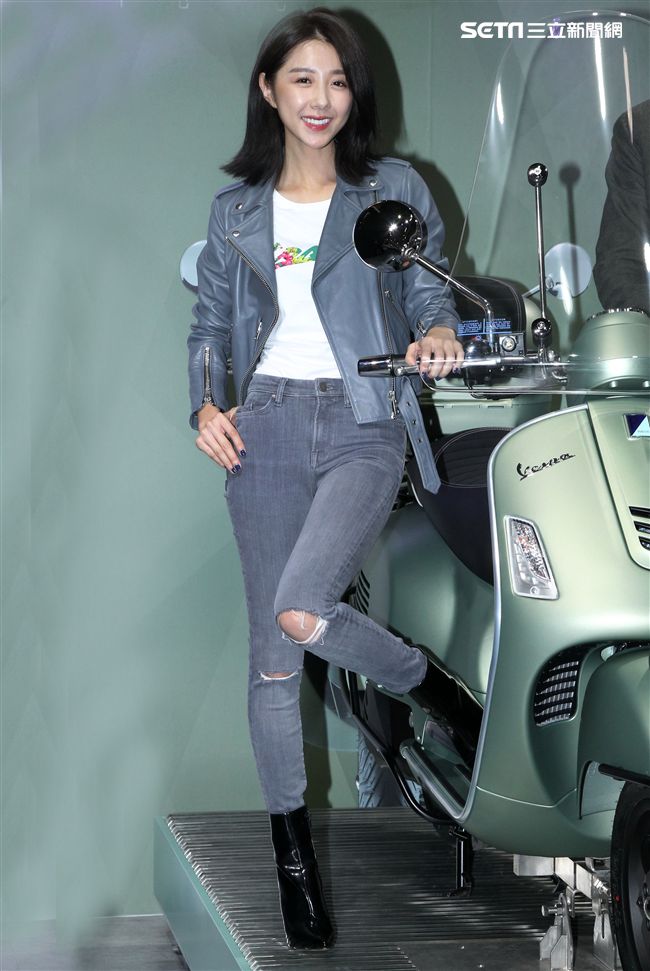 人氣偶像劇女星邵雨薇現身2018世界汽車大展。（記者邱榮吉/攝影）
