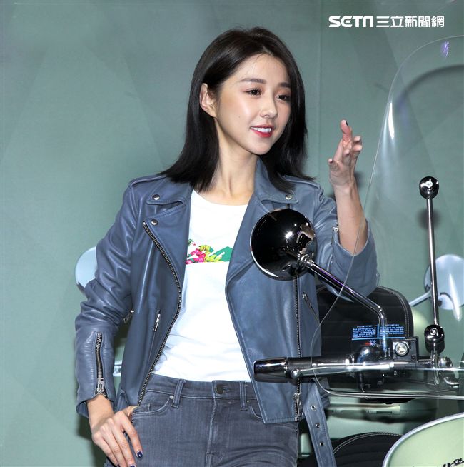 人氣偶像劇女星邵雨薇現身2018世界汽車大展。（記者邱榮吉/攝影）