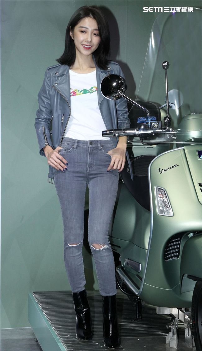 人氣偶像劇女星邵雨薇現身2018世界汽車大展。（記者邱榮吉/攝影）