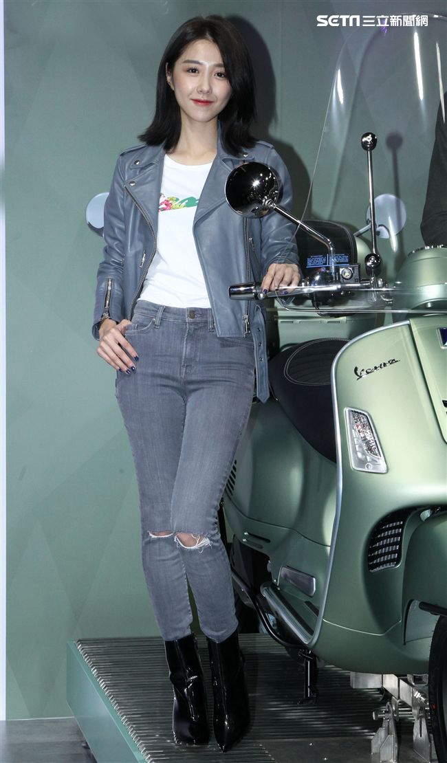 人氣偶像劇女星邵雨薇現身2018世界汽車大展。（記者邱榮吉/攝影）
