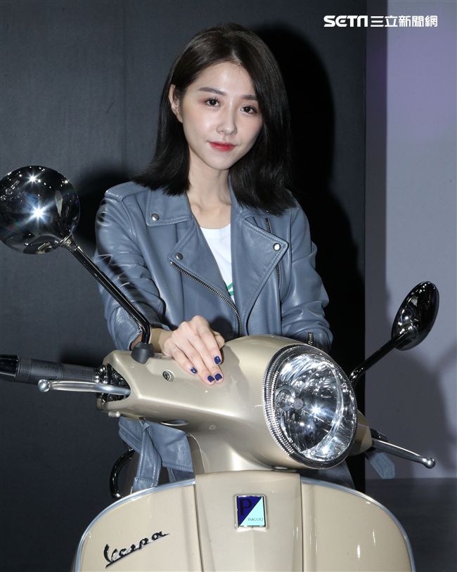 人氣偶像劇女星邵雨薇現身2018世界汽車大展。（記者邱榮吉/攝影）